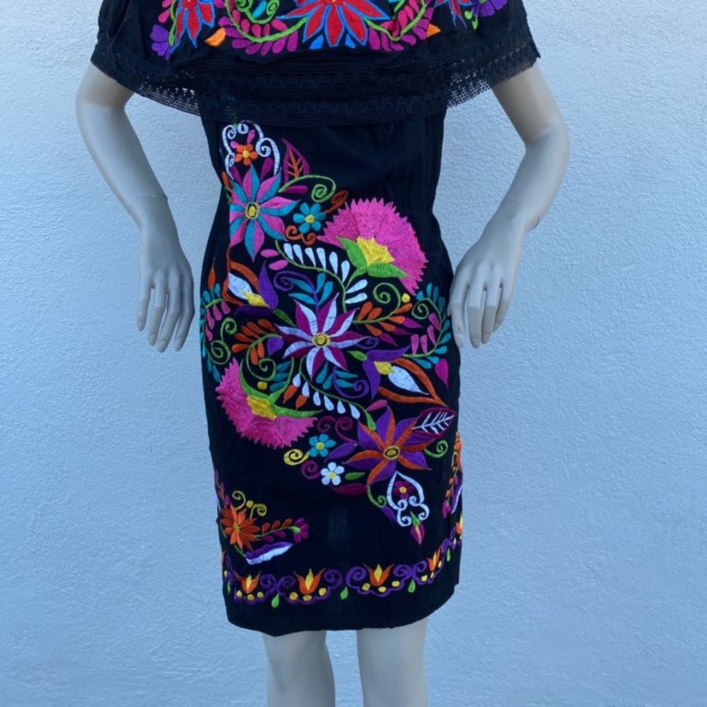 Mexican Peasant Off Shoulder Embroidered Dress - Picture 4 of 7